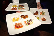 Vorspeise: "Munich meets Marokko" Frühlingsrollen mit Schafskäse, Tomate, Gurke, Petersilie, Dill, Minze und Couscous, (©Foto: Martin Schmitz)